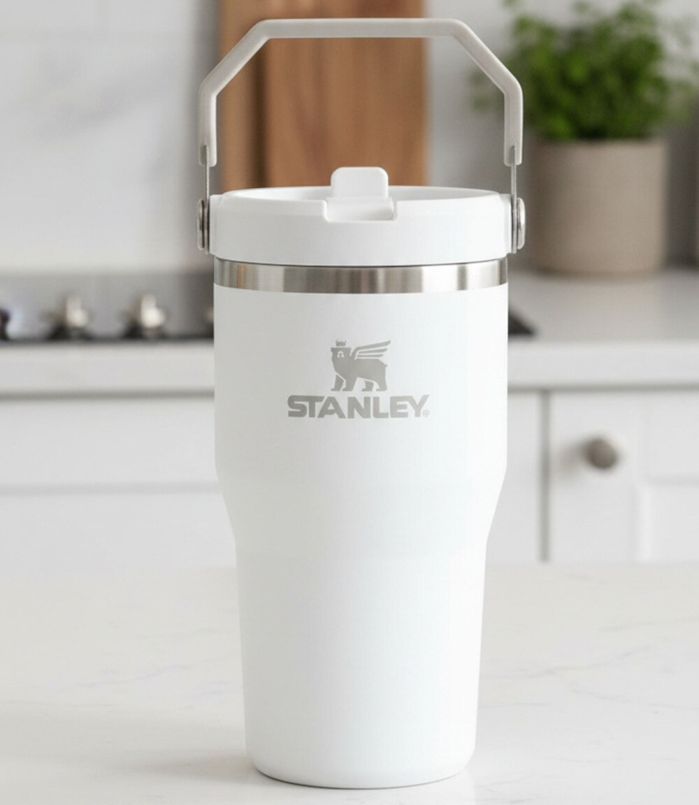 Kubek termiczny STANLEY IceFlow Flip Straw Tumbler Fioletowy 890 ml Ochrona przed wyciekami Szczelny mechanizm zamknięcia chroniąc swoje rzeczy przed wilgocią