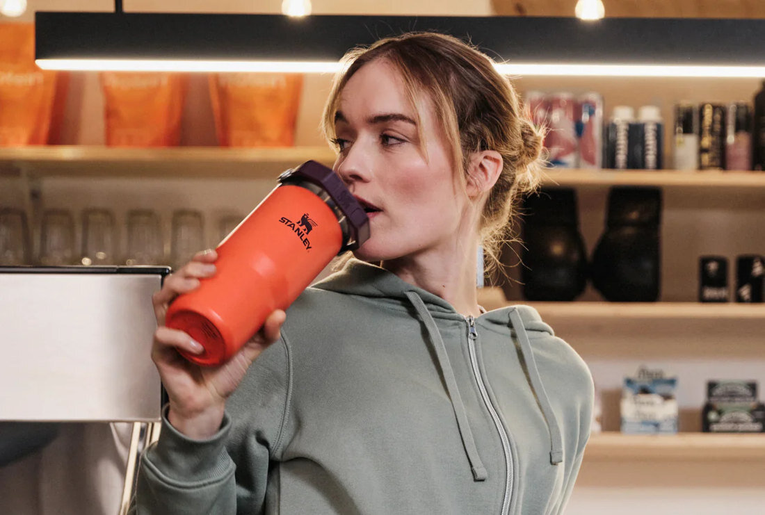 Kubek termiczny STANLEY IceFlow Flip Straw Tumbler Pudrowy róż 600 ml Stworzony do aktywnego dnia dbanie o nawodnienie i koncentrację 