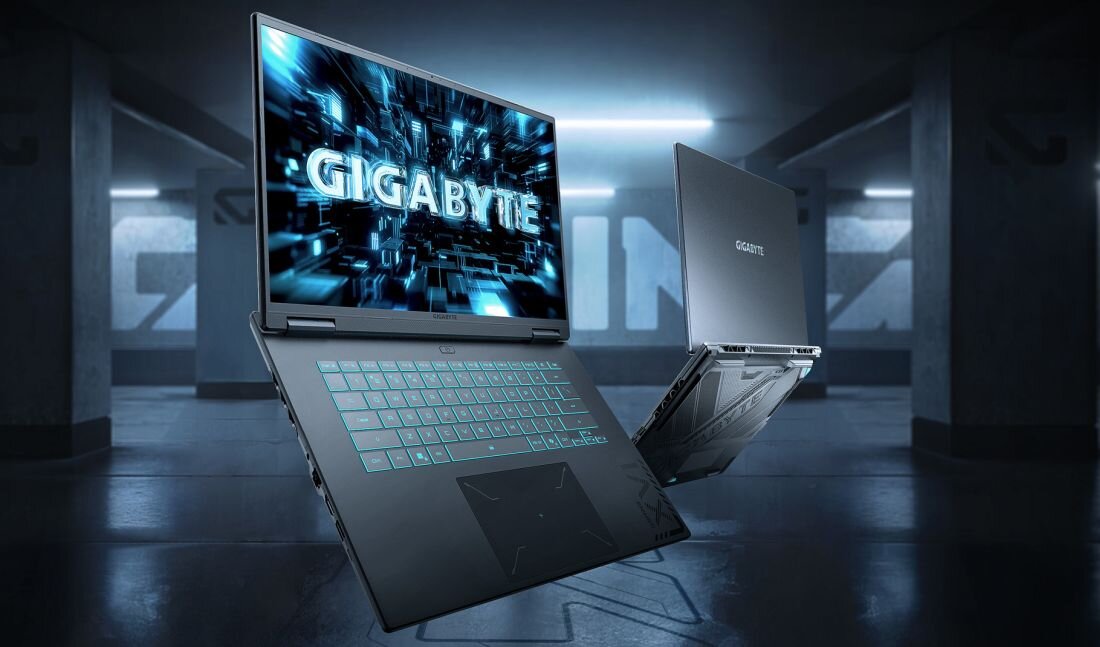 Dwa laptopy gamingowe GIGABYTE Gaming A16 Pro z podświetlaną niebieską klawiaturą i świecącym logo GIGABYTE – baner główny gamingowego laptopa dla graczy i twórców