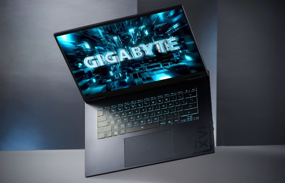 Laptop gamingowy GIGABYTE Gaming A16 Pro z grą wyścigową na ekranie i podświetlaną klawiaturą oraz widok spodu z systemem chłodzenia WINDFORCE – przegląd serii Gaming A16 Pro