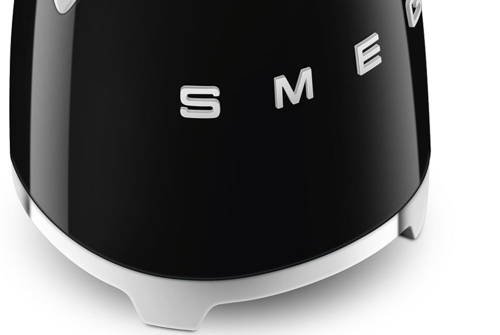 Czajnik SMEG KLF05BLEU Czarny obrotowa podstawa 360 stopni ustawienie czajnika pod dowolnym kątem antypoślizgowa podstawa stabilność schowek na przewód zasilajacy wygodny w przechowywaniu