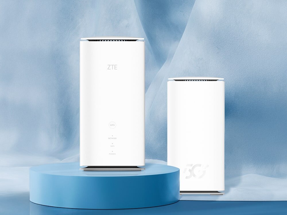 Router ZTE MC888 Pro Dwa białe urządzenia ZTE z napisami „ZTE” i „5G” stojące na niebieskiej platformie na tle jasnoniebieskiego tła, podkreślające technologię.