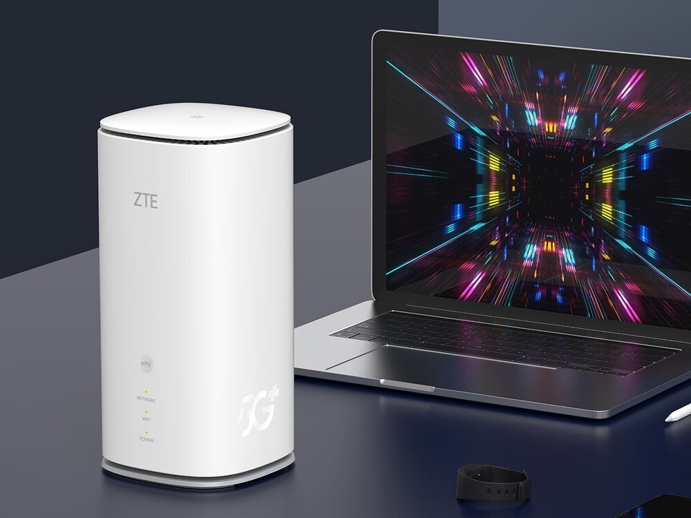 Router ZTE MC888 Pro Nowoczesny, biały router ZTE 5G ustawiony obok laptopa z ekranem pokazującym kolorowe wzory świetlne, co sugeruje szybkie i stabilne połączenie.