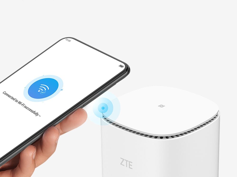 Router ZTE MC888 Pro Dłoń trzymająca smartfon z ekranem pokazującym komunikat o udanym połączeniu Wi-Fi obok białego routera ZTE, co sugeruje łatwą łączność.