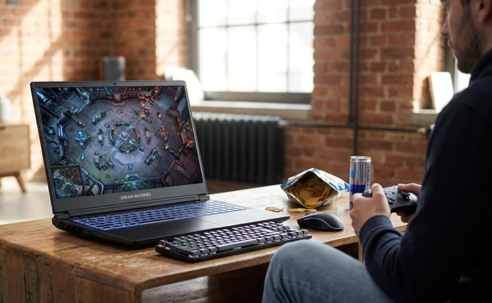 Osoba gra na laptopie Dream Machines z podświetlaną klawiaturą podczas rozgrywki gamingowej przy drewnianym biurku