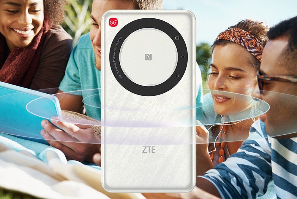Router ZTE U30 Air Grupa osób siedzi na kocu na zewnątrz z urządzeniami mobilnymi. Przed nimi stoi biały router ZTE U30 Air. Scena ta podkreśla wspólne i płynne korzystanie z szybkiego Internetu 5G w dowolnym miejscu, pokazując mobilny hotspot jako centrum łączności na świeżym powietrzu.