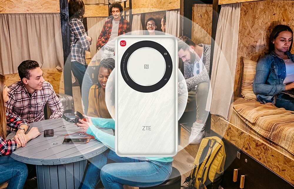 Router ZTE U30 Air Kilka osób siedzących w pomieszczeniu i korzystających z urządzeń podłączonych do U30 Air – pokaz możliwości współdzielenia internetu z 10 urządzeniami.