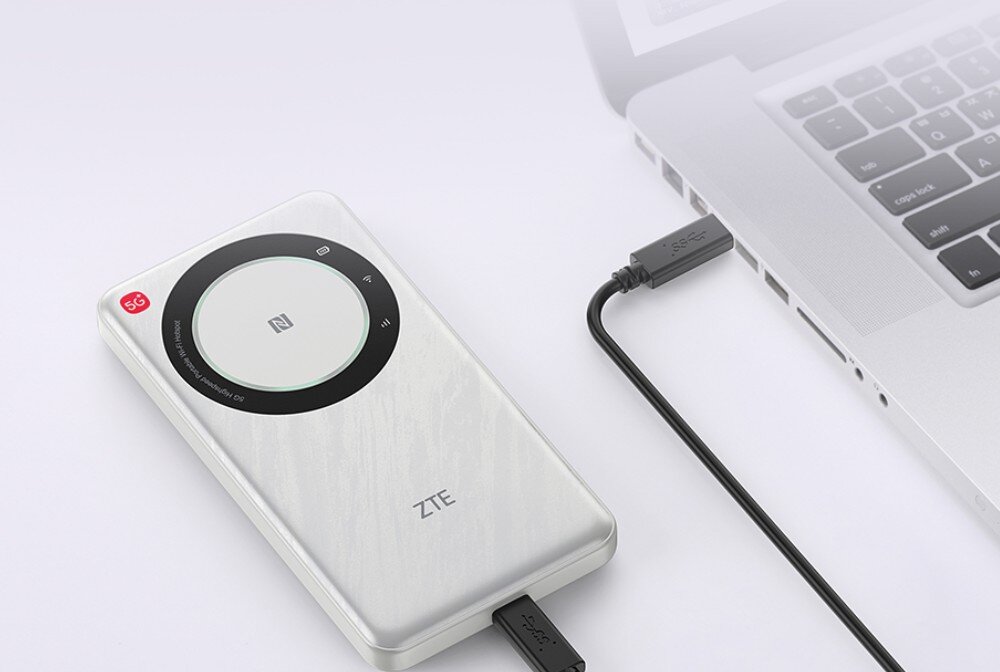 Router ZTE U30 Air U30 Air połączony kablem z laptopem – wizualizacja ultraszybkiego połączenia przewodowego.