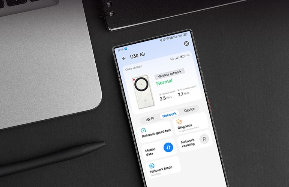 Router ZTE U30 Air Smartfon z otwartą aplikacją ZTE Smart Life obok laptopa – przedstawienie funkcji zarządzania urządzeniem przez aplikację mobilną.