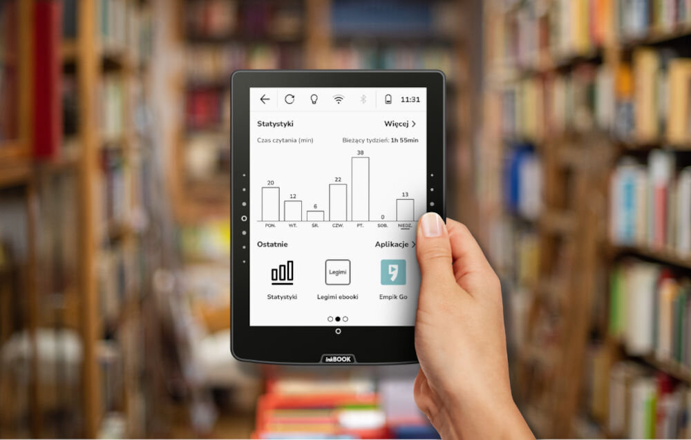 Czytnik e-booków INKBOOK Solaris Color 6 cali, Podświetlany ekran, Wi-Fi Niebieski prezentacja czytnika trzymanego w dłoni w tle biblioteka waga wymiary bez uczucia zmęczenia grubość obudowy wygodnie leży w dłoni