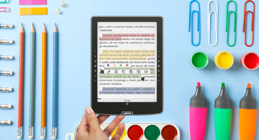 Czytnik e-booków INKBOOK Solaris Color 6 cali, Podświetlany ekran, Wi-Fi Niebieski czytnik trzymany w dłoni na jasnym niebieskim tle po bokach zakreślacze ołówki pisaki farby spinacze kolorowy ekran organizacja notatek przyjemność kreatywność