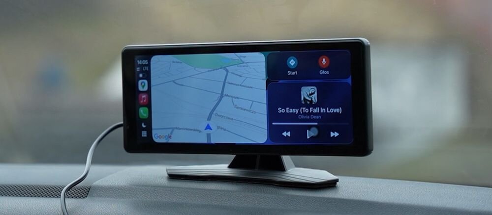 Samochodowy tablet multimedialny NAVITEL DS1020 superkondensator Farad 5.5V 5F G-Sensor trwała konstrukcja, tablet od frontu na desce rozdzielczej auta