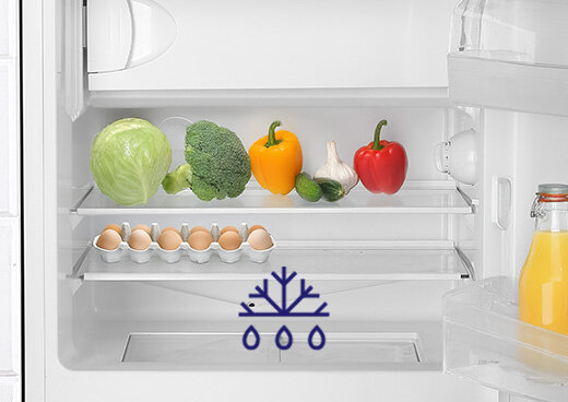 Zbliżenie na wnętrze lodówki MPM-100-CJI-19 wypełnione produktami spożywczymi. Symbol płatka śniegu i kropli.