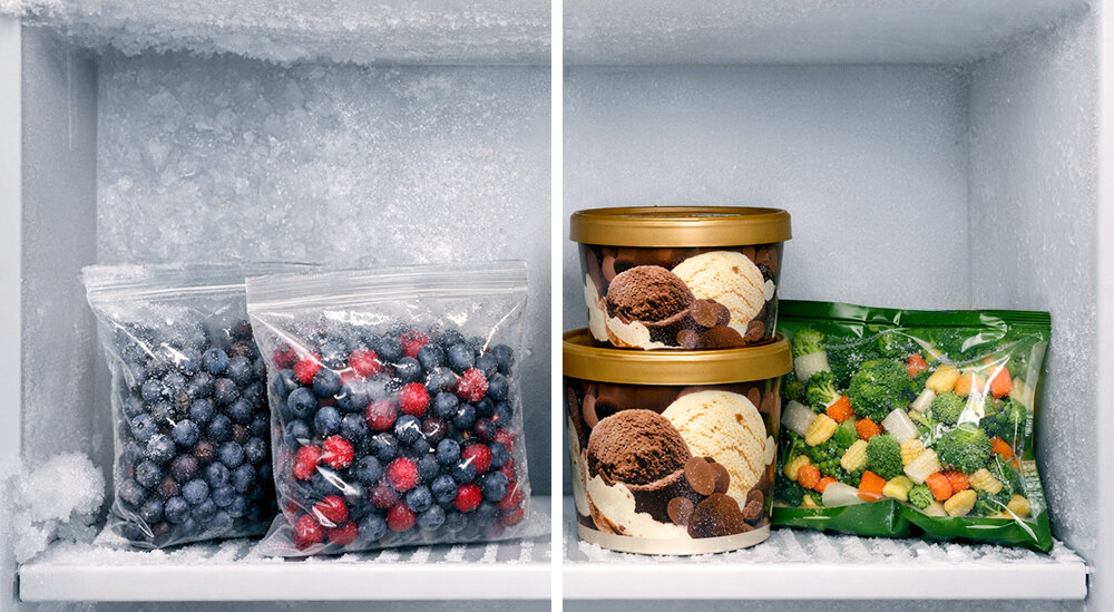 LODÓWKA BEKO RS9152WN W zamrażarce znajdują się opakowania mrożonych owoców oraz warzyw ułożone na półkach pokrytych szronem. Po prawej stronie stoją trzy pojemniki lodów i jedna paczka mrożonek technologia MinFrost mniej szronu rzadsze rozmrażanie świeżość produktów oszczędność energii