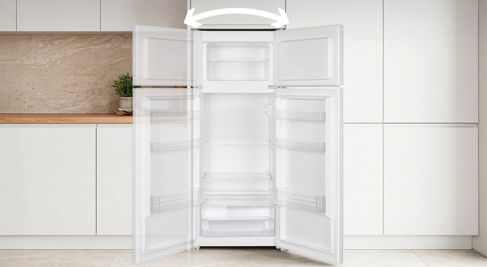 Otwarta lodówka z widocznymi półkami i szufladami, umieszczona w nowoczesnej kuchni. Nad lodówką znajduje się symbol strzałki wskazujący na szerokość otwarcia drzwi.