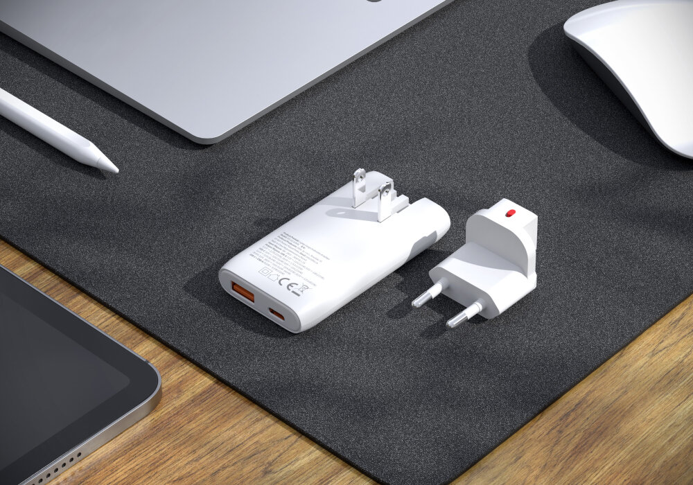 ALLITY ATC-02-65WAC technologii GaN (azotku galu) 65 W Zdejmowane bolce wtyczki opcję wtyczki amerykańskiej – US plug typu A - ładowarka z dwoma wejściami na biurku, w otoczeniu tabletu, myszy i pióra