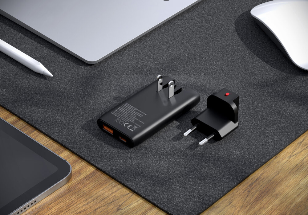 ALLITY ATC-02-65WAC technologii GaN (azotku galu) 65 W Zdejmowane bolce wtyczki opcję wtyczki amerykańskiej – US plug typu A - ładowarka z dwoma wejściami na biurku, w otoczeniu tabletu, myszy i pióra