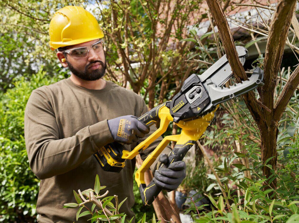 Sekator do gałęzi akumulatorowy STANLEY SFMCPS515B-XJ ogród osoba przycina gałąź na krzewie waga zaledwie 2,8 kg długość całkowita 590 mm ułatwia manewrowanie w ciasnych i trudno dostępnych miejscach ergonomiczny układ uchwytów niewielka waga ograniczają zmęczenie nie zajmując dużo miejsca wygodny w użyciu i efektywny
