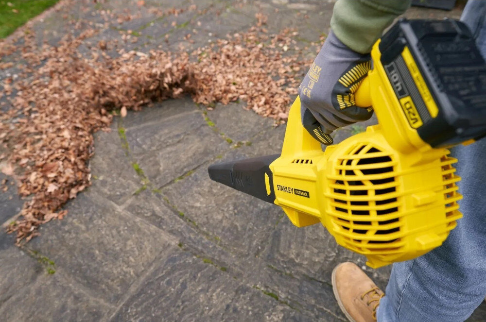 Dmuchawa do liści akumulatorowa STANLEY 20V SFMCBL714B-XJ SOLO ogród osoba zdmuchuje liście z chodnika do szybkiego usuwania liści piasku i drobnych zanieczyszczeń sprawne porządkowanie przestrzeni bez użycia miotły strumień powietrza pozwala skierować zabrudzenia w jedno miejsce pracy bez przewodu