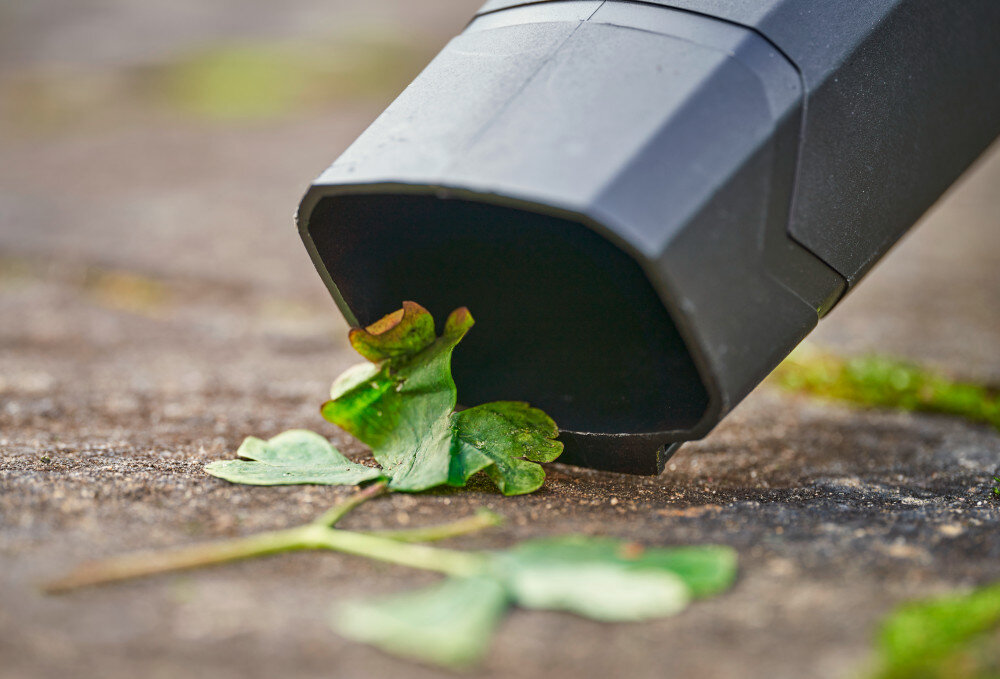 Dmuchawa do liści akumulatorowa STANLEY 20V SFMCBL714B-XJ SOLO podjazd chodnik zbliżenie na skrobaczkę zintegrowana skrobaczka pomaga usuwać zaschnięte błoto, przyklejone liście lub inne trudne zabrudzenia skraca czas pracy