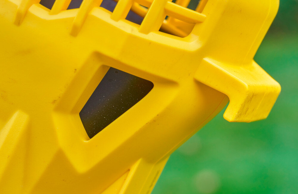 Dmuchawa do liści akumulatorowa STANLEY 20V SFMCBL714B-XJ SOLO zbliżenie na hak rozmazane zielone tło zintegrowany hak do zawieszenia bezpieczne przechowywanie urządzenia pomaga zagospodarować dostępną przestrzeń sprzęt nie zajmuje miejsca na podłodze łatwo dostępny przy kolejnych porządkach