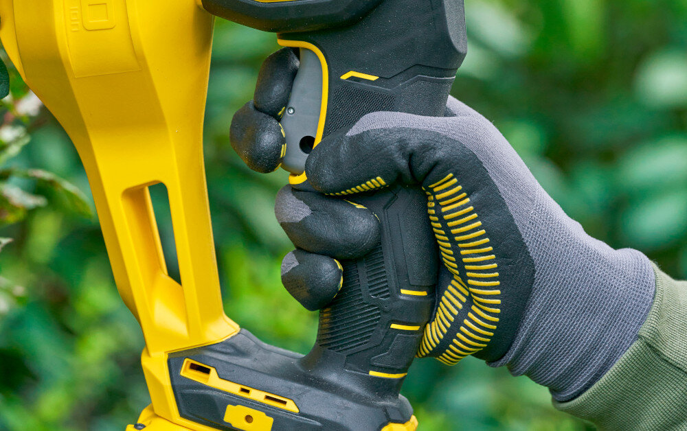 Nożyce do żywopłotu STANLEY SFMCHT655M1-QW 550mm 20V akumulatorowe żywopłot ogród zbliżenie na rękojeść główną główny i pomocniczy uchwyt antypoślizgowa miękka powłoka rękojeści użytkownik może pewniej prowadzić nożyce ograniczając zmęczenie dłoni i nadgarstków