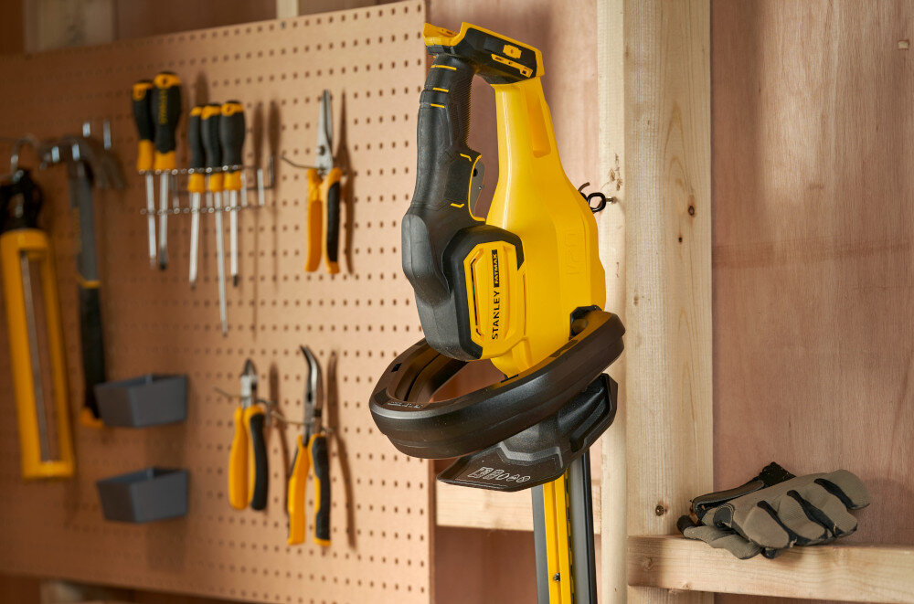 Nożyce do żywopłotu STANLEY SFMCHT655M1-QW 550mm 20V akumulatorowe szopa drewniana ściana nożyce zawieszone na ścianie wokół inne narzędzia zintegrowany hak ułatwia uporządkowane i bezpieczne przechowywanie ogranicza ryzyko przypadkowych uszkodzeń kontaktu z elementami tnącymi bezpieczeństwo