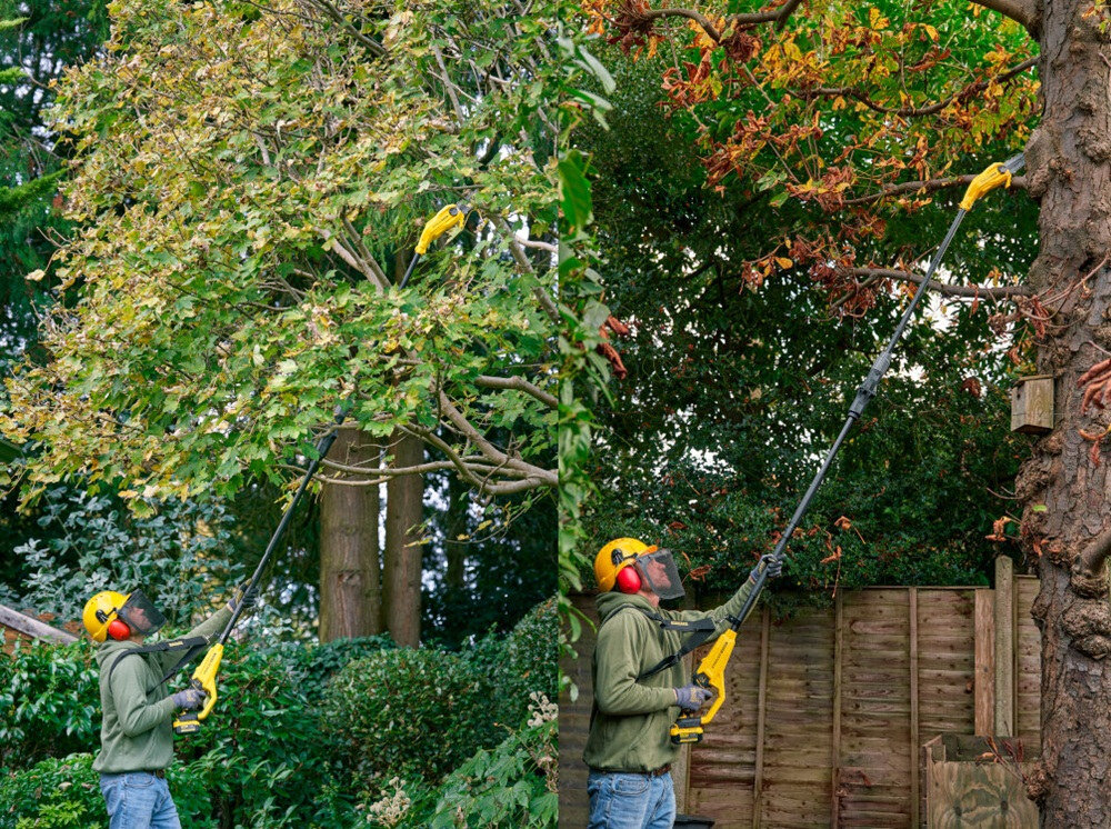 Piła akumulatorowa STANLEY SFMCPS720B-XJ SOLO ogród dwa ujęcia na obu osoba stoi na ziemi trzyma piłę w dłoniach ścina gałęzie z drzewa w tle drewniany płot żywopłot wydajne cięcie cięcie gałęzi zadbany ogród pielęgnacja wygoda