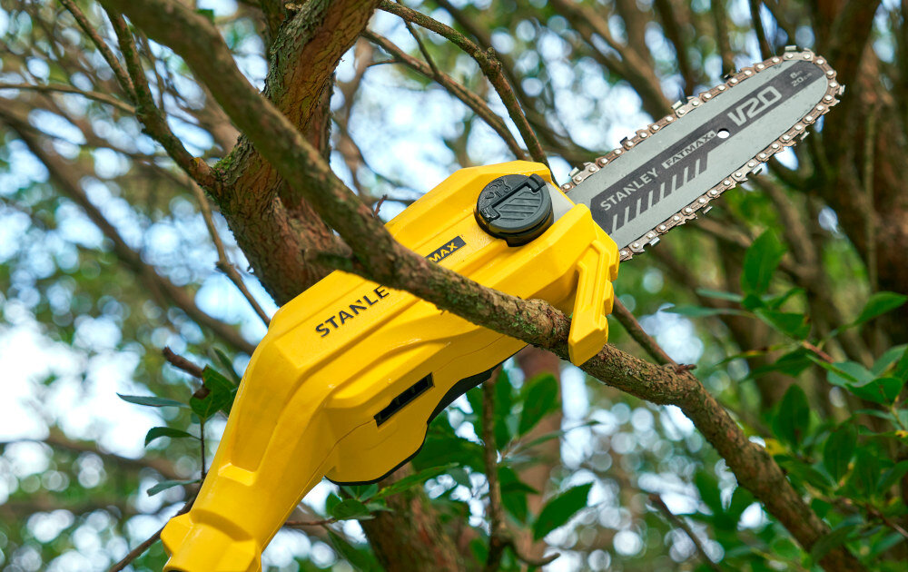 Piła akumulatorowa STANLEY SFMCPS720B-XJ SOLO gałęzie korona drzew zbliżenie na hak do ściągania gałęzi zintegrowany hak do gałęzi szybkie usuwanie odciętych lub zaklinowanych fragmentów drewna skraca czas pracy i ogranicza przerwy na ręczne usuwanie gałęzi