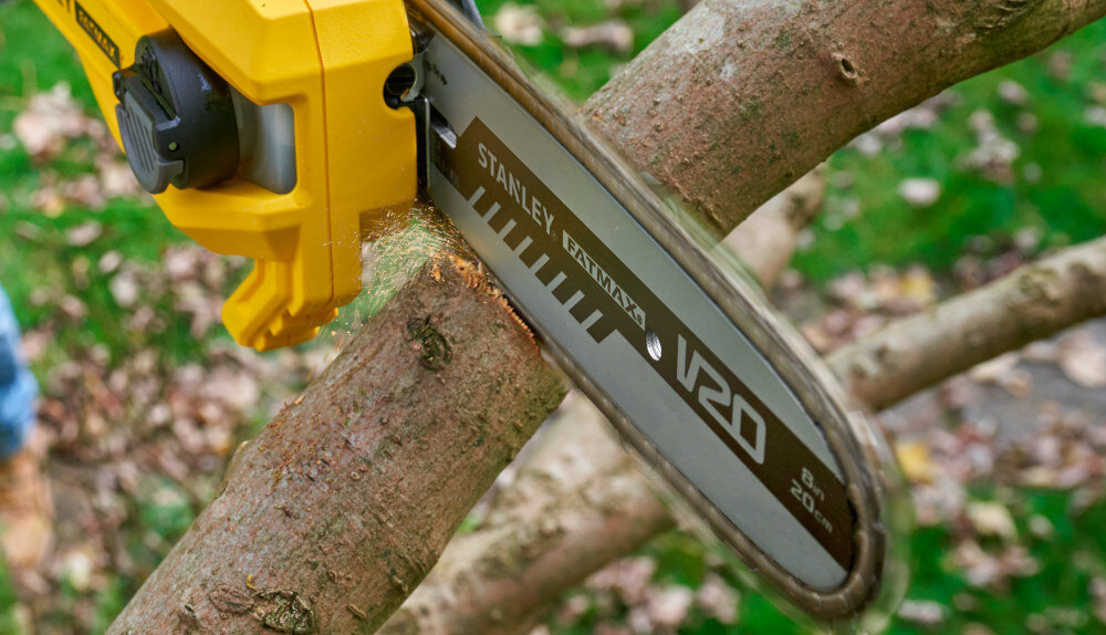 Piła akumulatorowa STANLEY SFMCPS720B-XJ SOLO Piła STANLEY SFMCPS720B-XJ korona drzew zbliżenie na ostrze piła tnie gałąź ostrze o długości 20 cm pozwala efektywnie ciąć gałęzie o średnicy do 15 cm prędkość łańcucha do 4,3 m/s płynne i wydajne cięcie minimalizując wysiłek fizyczny
