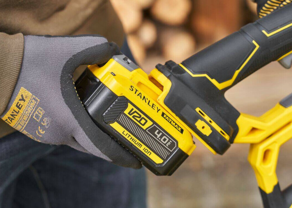 Sekator do gałęzi akumulatorowy STANLEY SFMCPS515M1-QW ogród osoba wkłada akumulator do sekatora akumulator litowo-jonowy z serii STANLEY Fatmax V20 pojemność akumulatora 4,0 Ah w zestawie brak efektu pamięci niskie samorozładowanie pełna swoboda ruchu możliwość pracy w dowolnym miejscu ogrodu wspólny system zasilania STANLEY Fatmax V20 jedne akumulator w wielu narzędziach