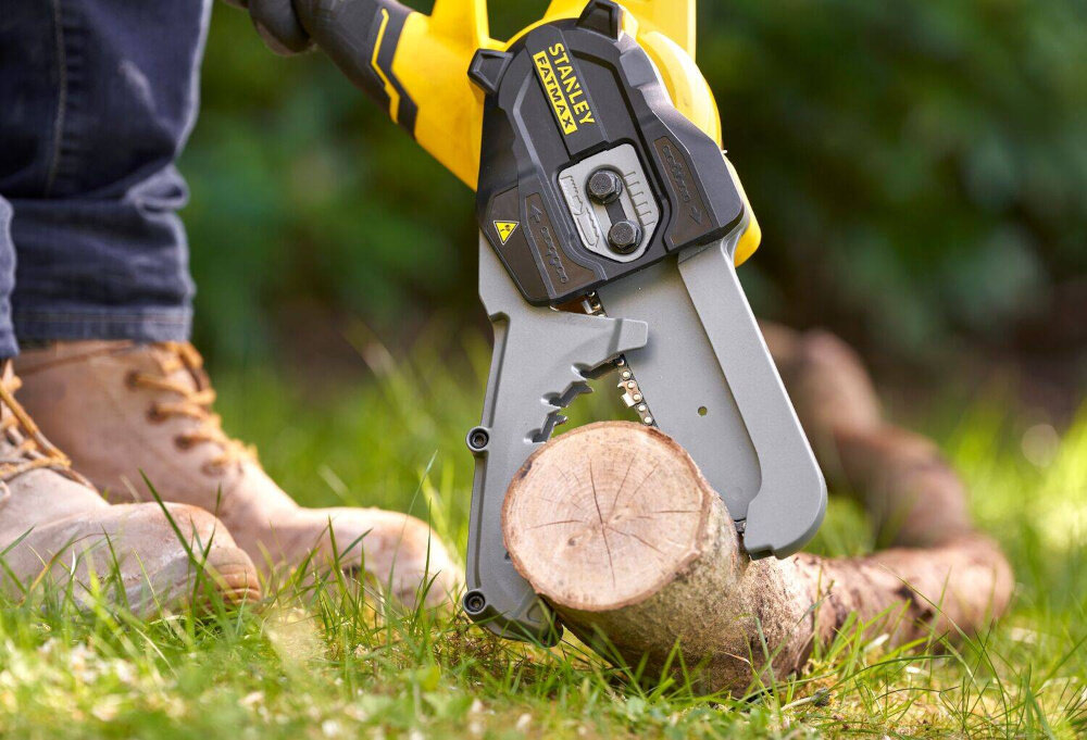 Sekator do gałęzi akumulatorowy STANLEY SFMCPS515M1-QW trawnik osoba tnie kłodę drewna listwa i łańcuch o długości 15 cm szybkie i precyzyjne cięcie gałęzi o średnicy do 10 cm radzi sobie zarówno z młodymi, jak i starszymi gałęziami
