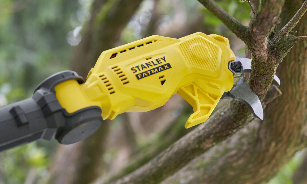 Sekator do gałęzi akumulatorowy STANLEY FatMax SFMCPP632B-XJ drzewa gałęzie zbliżenie na głowicę sekatora sekator tnie gałąź możliwość cięcia gałęzi o średnicy do 32 mm można usuwać zarówno cienkie pędy, jak i grubsze konary ogranicza zmęczenie rąk stabilna siła cięcia powtarzalne efekty ułatwia formowanie koron drzew