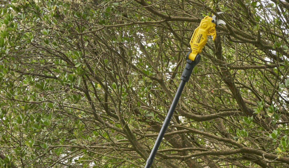 Sekator do gałęzi akumulatorowy STANLEY FatMax SFMCPP632D1-QW korona drzew sekator tnie gałęzie drzewa nieprzywierające ostrza zapobiegają gromadzeniu się soku ostrze ze stali węglowej skuteczność cięcia
