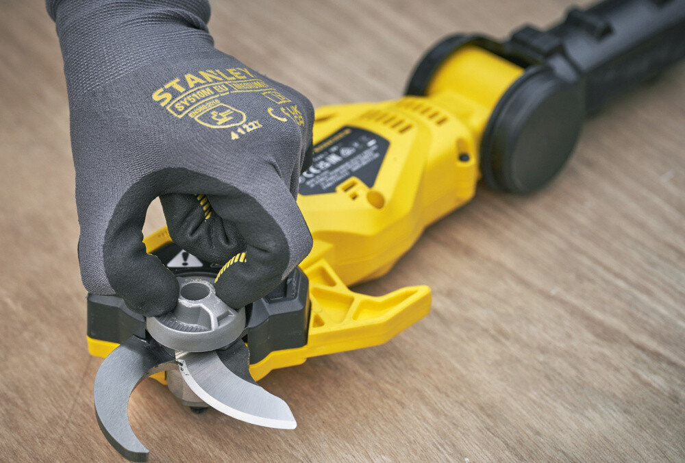 Sekator do gałęzi akumulatorowy STANLEY FatMax SFMCPP632D1-QW drewniany blat osoba reguluje ostrze pokrętło beznarzędziowa wymiana ostrza szybkie wyjęcie elementu tnącego do czyszczenia lub wymiany oszczędza czas i upraszcza obsługę wysoka skuteczność cięcia wydłuża żywotność sekatora