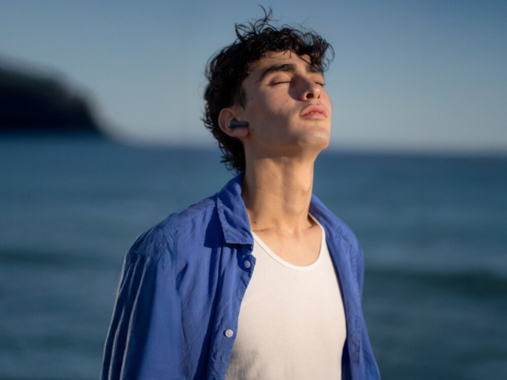 Słuchawki dokanałowe CREATIVE Aurvana Ace Mimi
                mężczyzna ze słuchawkami w uszach na jasnym tle anc ambient ai noise reduction echo cancellation super x-fi spatial holography sterowanie dotykowe ipx5