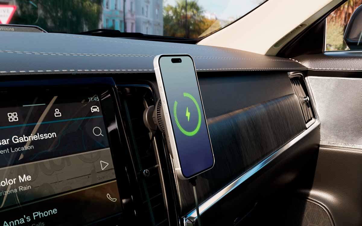 Klips na kratkę nawiewu i obrót 360° zapewniają idealne ustawienie telefonu