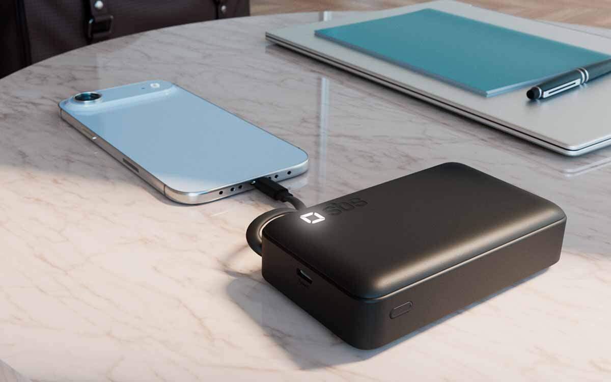 Powerbank SBS TEBBCT10000PDRETK 10000 mAh Dzięki konstrukcji która oszczędza miejsce i wbudowanemu kablowi, ten powerbank idealnie sprawdzi się w pracy, w podróży lub