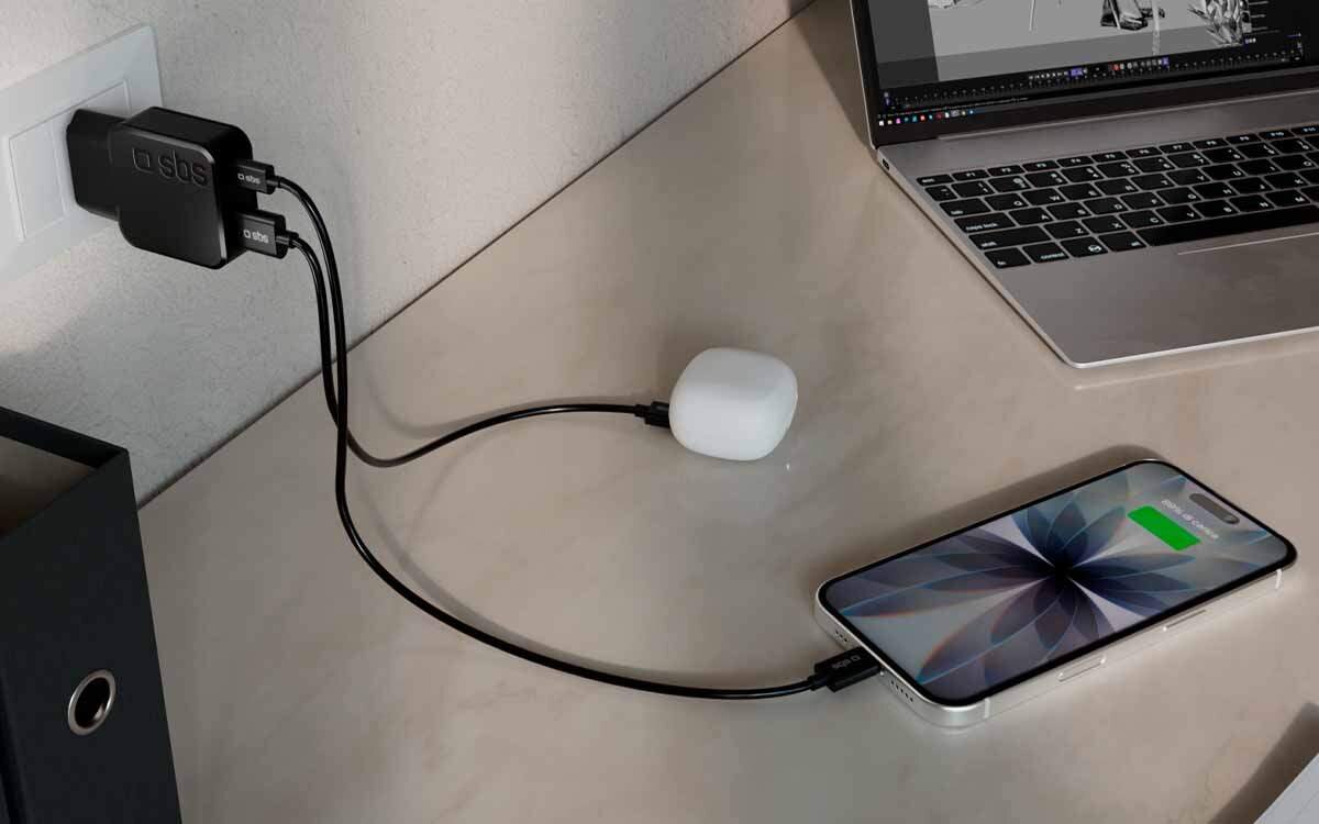 W zestawie znajduje się ładowarka 30W i instrukcja obsługi.