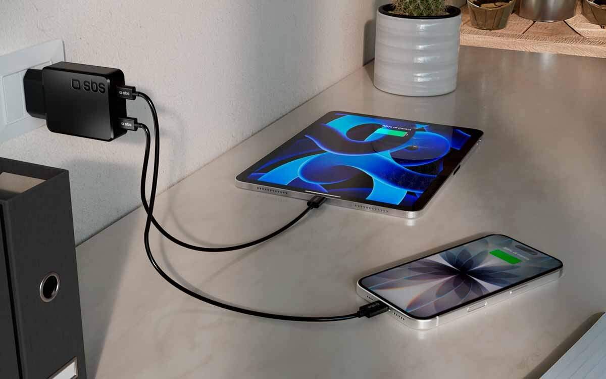 Ładowarka jest kompatybilna z telefonami, tabletami i laptopami oraz ma dwa wyjścia.