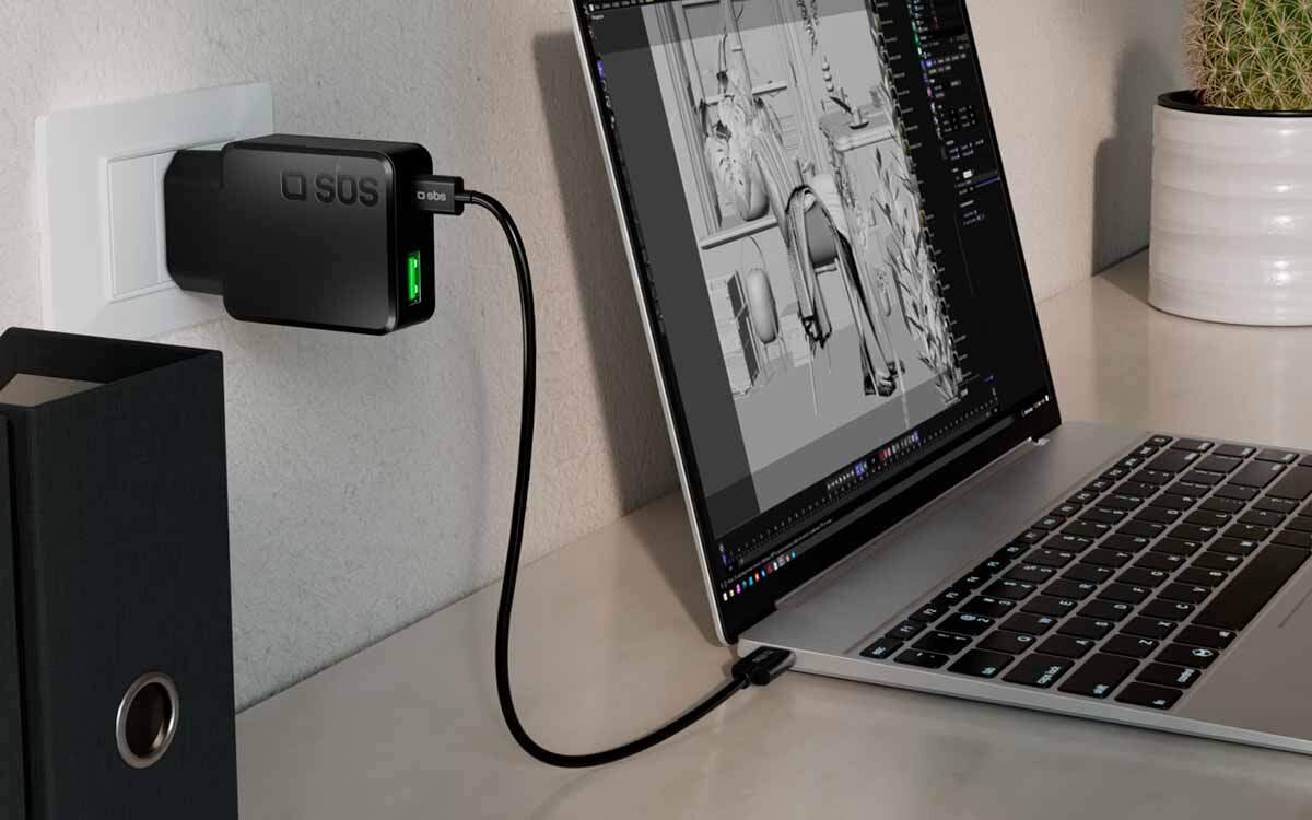 W zestawie znajduje się jedna ultrasmukła ładowarka ścienna o mocy 45 W.