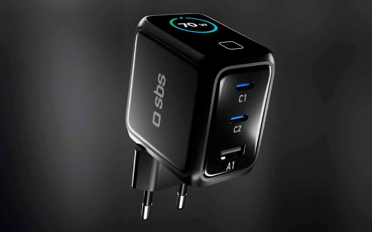 Ładuj 3 urządzenia jednocześnie przez porty USB-C i USB-A