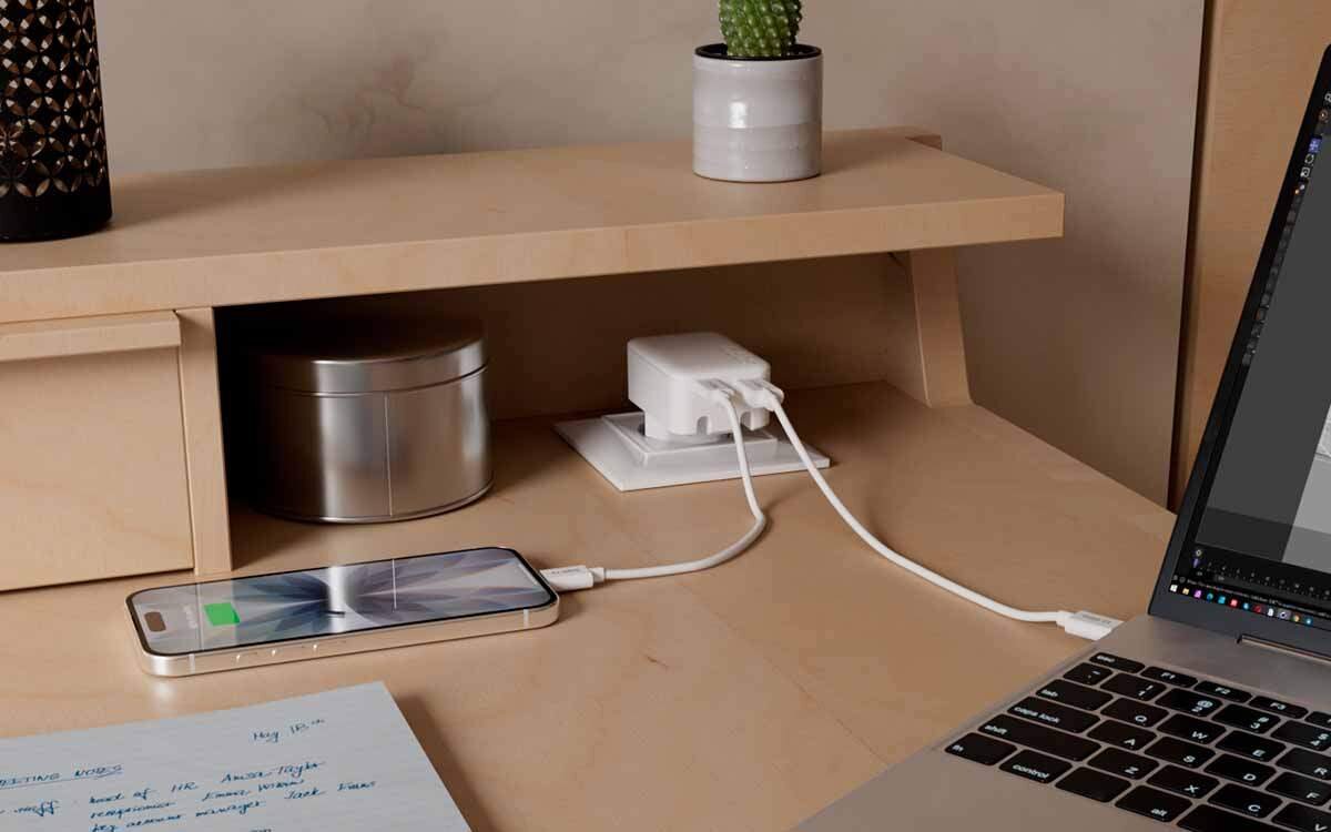 Kompaktowa ładowarka 45 W z dwoma portami zapewniająca uniwersalną kompatybilność.