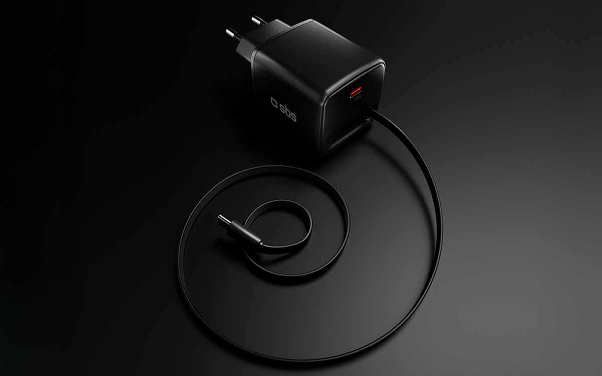 Zwijany kabel o długości 75 cm pomaga uniknąć plątania i oszczędza miejsce.