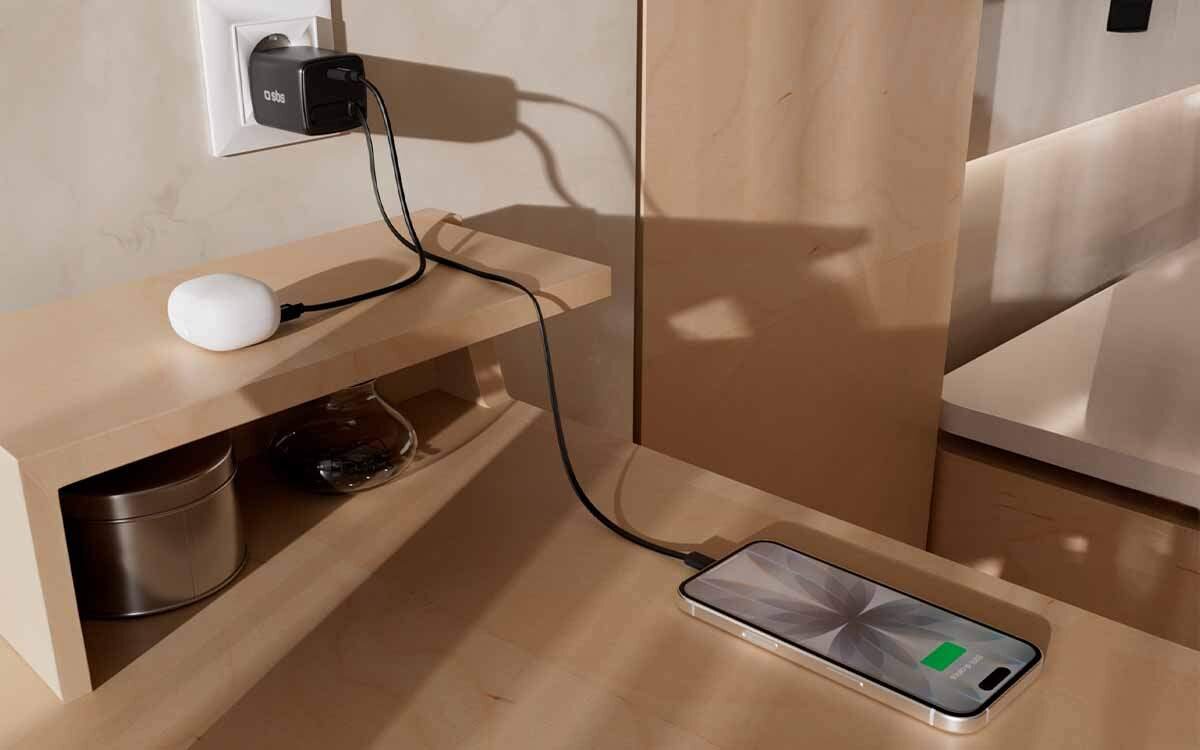 Kompaktowa ładowarka z wbudowanym kablem ładuje MacBooka Air i inne urządzenia.