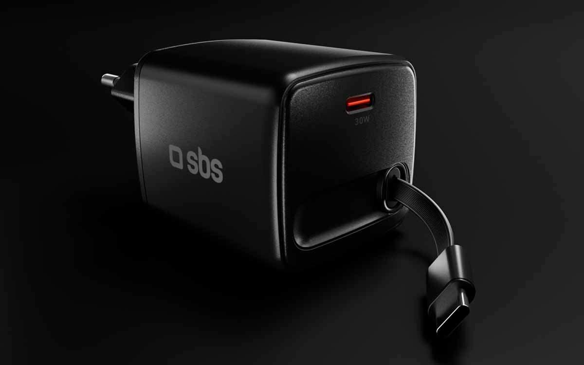 W zestawie znajduje się ładowarka GaN 30 W ze zwijanym kablem.