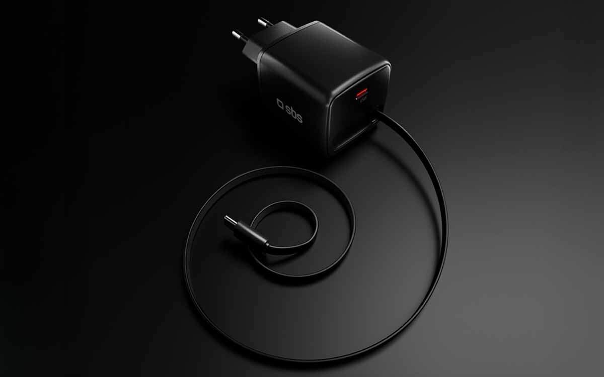 Zwijany kabel umożliwia ładowanie w podróży i bez bałaganu.