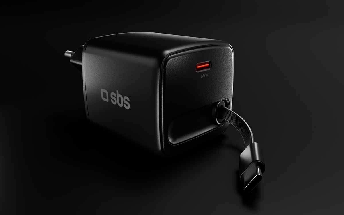 W zestawie znajduje się ładowarka GaN 65 W z chowanym kablem.