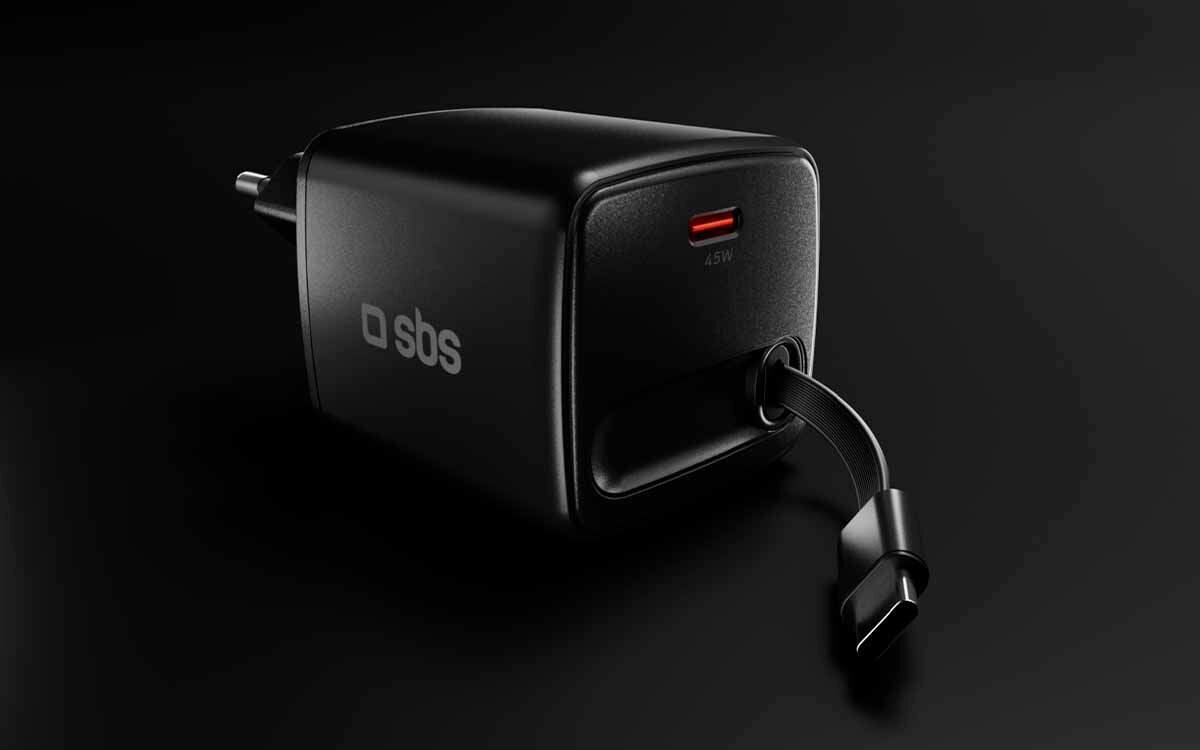 W zestawie znajduje się ładowarka GaN 45 W z chowanym kablem.