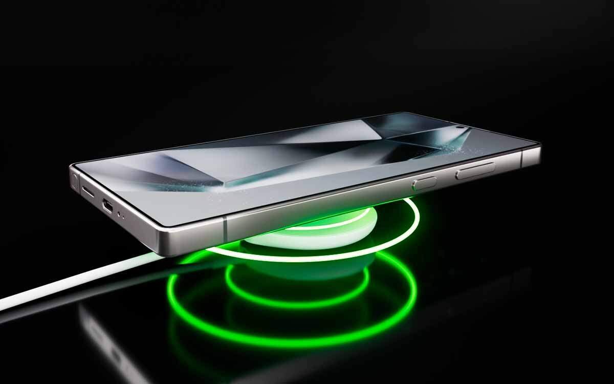 Kompaktowa magnetyczna ładowarka 60 mm stabilnie przylega i łatwo mieści się w podróży.